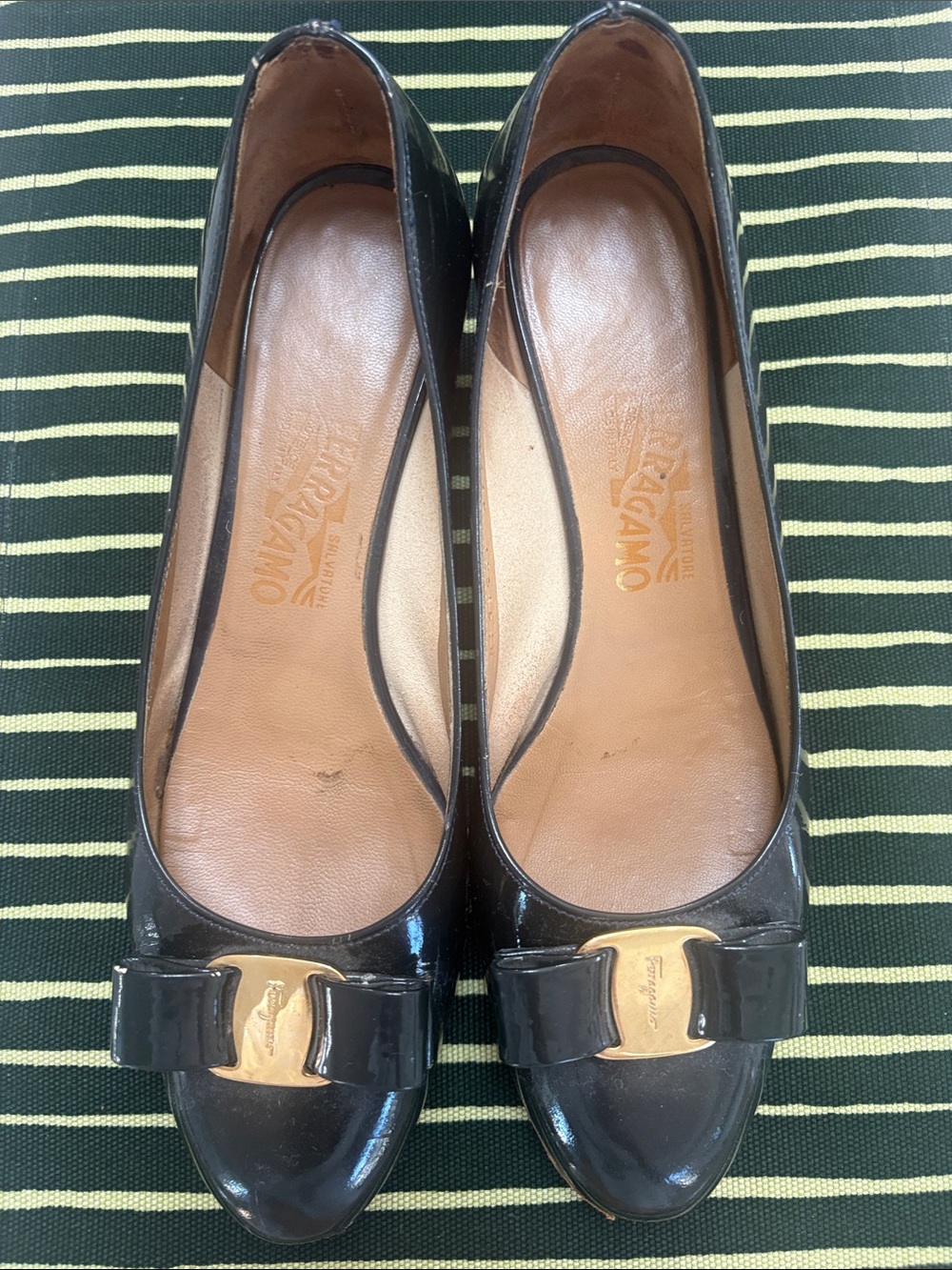 Vintage Salvatore Ferragamo Vara pump Patent Navy